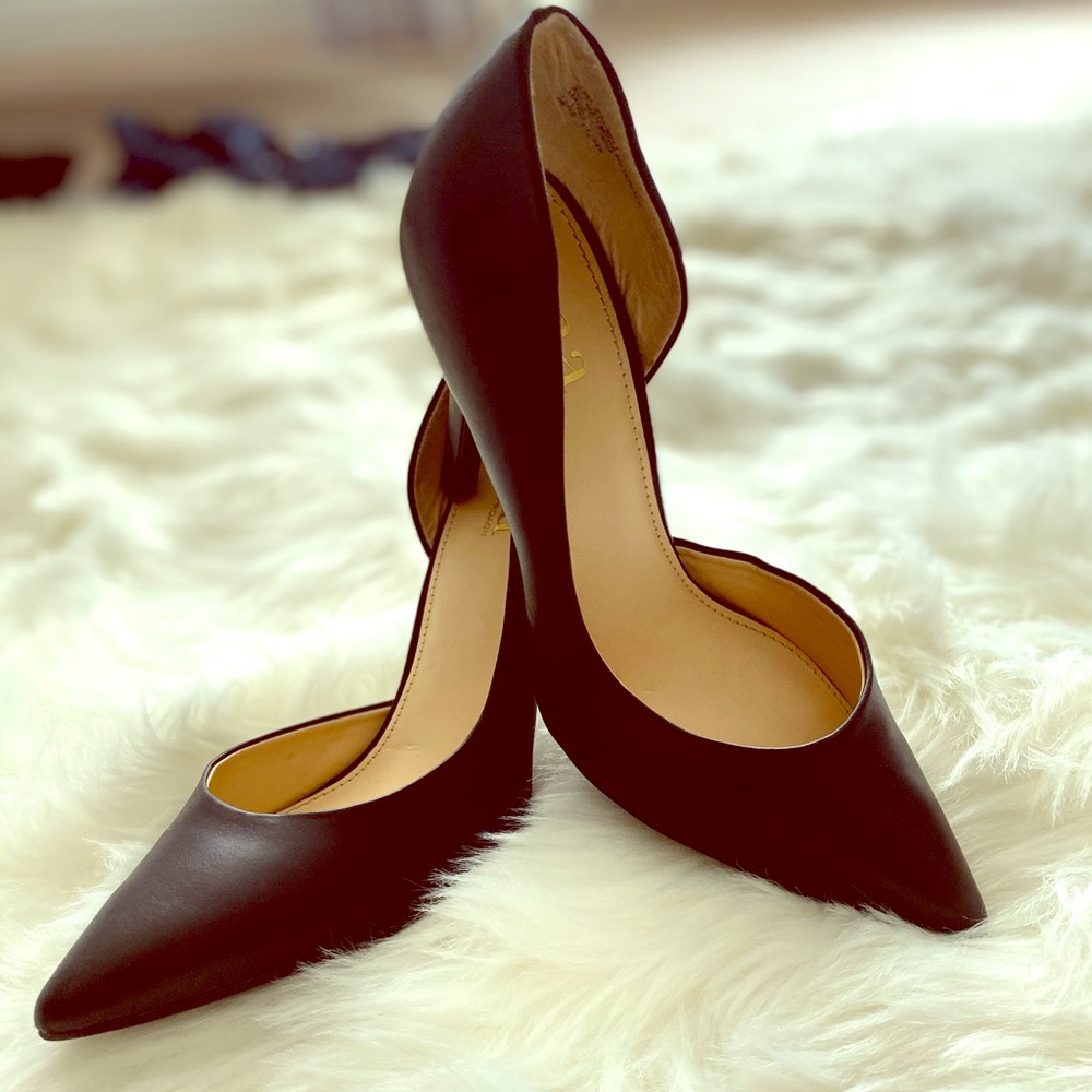 Black pointed toe pumps 💜